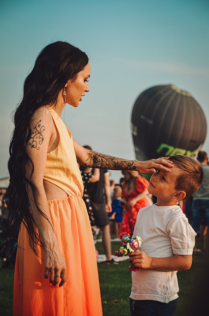 塞尔吉尼奥亮相国足训练场！与伊万热情相拥，和队友击掌互动.